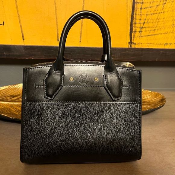 LOUIS VUITTON BLACK CROSSBODY PURSE (EXCELLENT CONDITION) - Picture 4 of 9